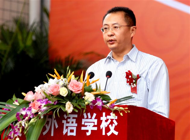 中共双流县委常委、县委宣传部长何勋在庆典上讲话