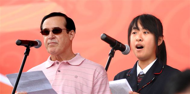 外籍教师代表爱德华发言、赴新加坡南洋理工大学留学生代表罗殊殊翻译