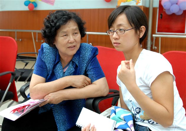 国际关系学院教授杨慎生(左)