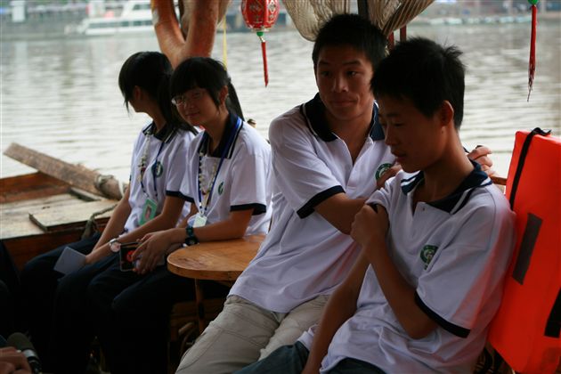 共乘小船，齐心渡江