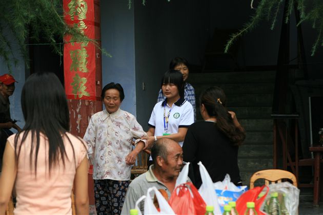 敬老院慰问孤寡老人