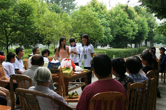 敬老院慰问孤寡老人