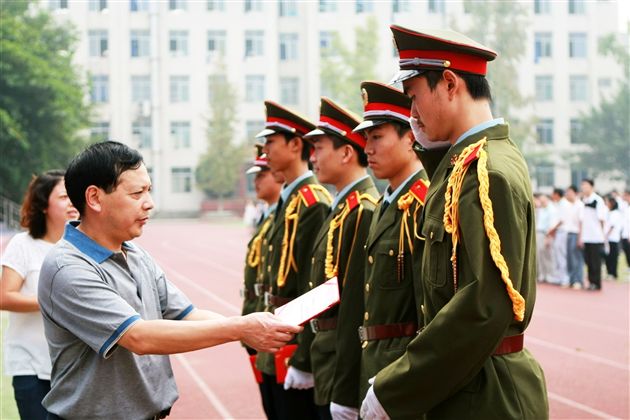 副校长温元聪为护旗手们颁发证书