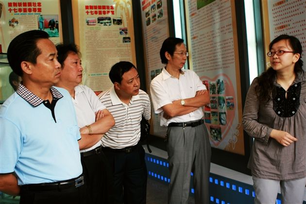 县政协领导参观棠湖中学校史陈列室