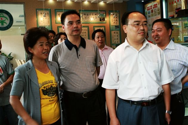 县政协、县教育局领导参观棠湖中学校史陈列室