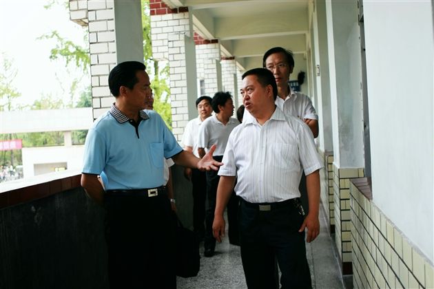 县政协、县教育局一行领导视察高一学生上课情况