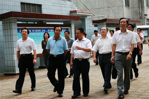 县政协、县教育局一行领导视察棠湖中学硬件设施（一）