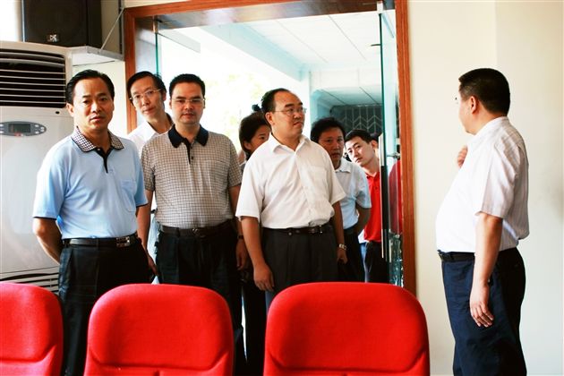 县政协、县教育局一行领导视察棠湖中学硬件设施（二）