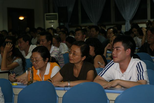 与会教师认真听讲