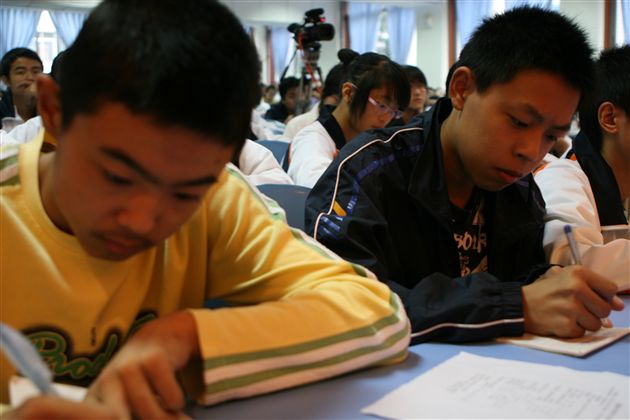 报告会现场同学认真作笔记</p><p>　　