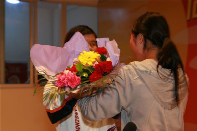 灾区学生代表邱星月给左晓萃献花