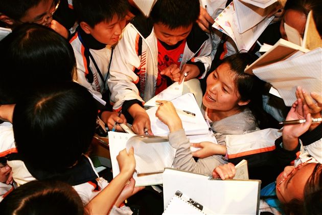 学弟学妹争向晓萃姐姐索要签名