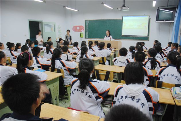  班长在主持常规总结