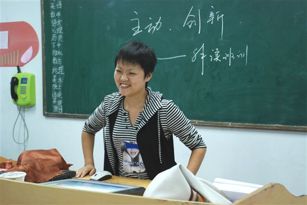 孙晓晖老师被学生机智的回答逗得满面春风