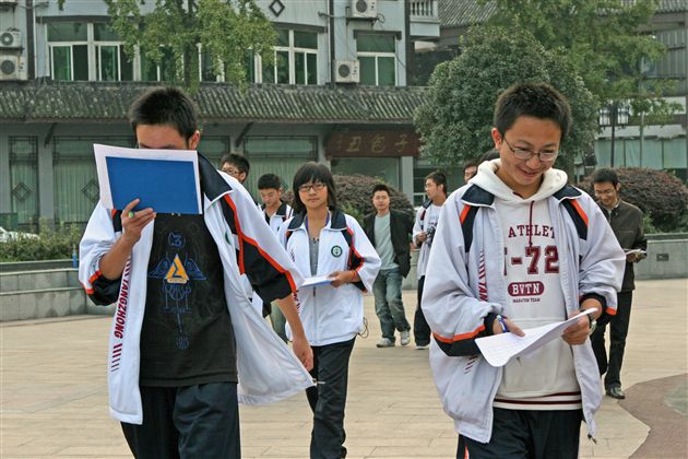 走出学校，走上街头，寻找错别字