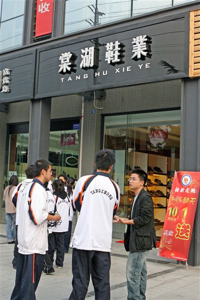 老师指点，学生探讨