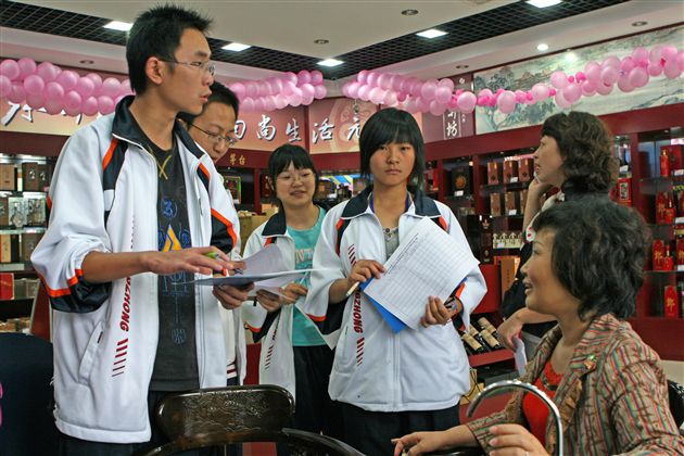 走进商店，向店主宣传正确、规范使用汉字的意义