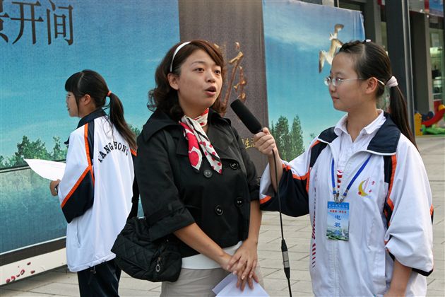 校团委书记周映老师接受校园电视台记者采访</p><p>　　