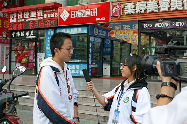 学生会组织部部长杨翰接受校园电视台记者采访</p><p>　　