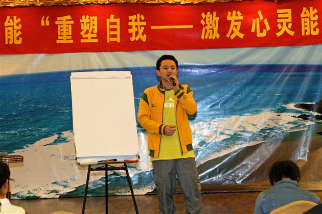 研习会上，李建军老师上台发言