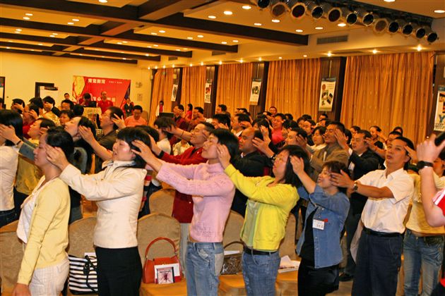 团结协作，为同伴按摩