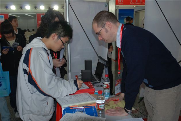 学生与外籍专家交流