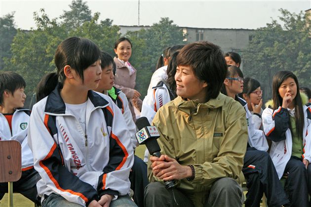 中央电视台记者、著名节目主持人敬一丹采访棠中学生