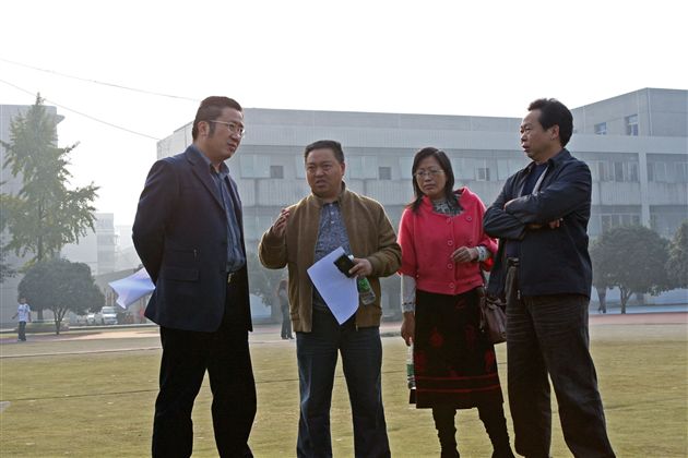 熊伟校长陪同县教育局胡文学副局长、刘宁副局长以及宣传外事科廖瑞萍科长观看活动