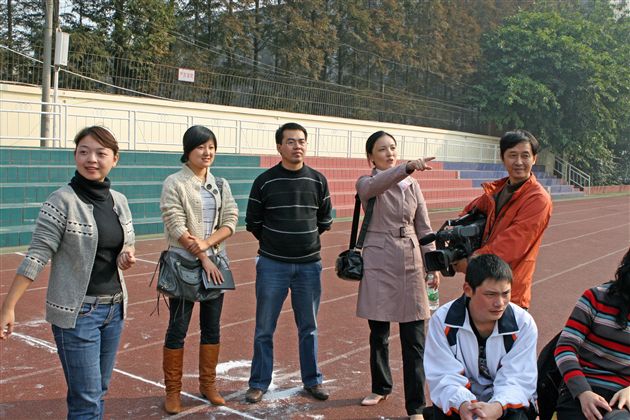 记者采访学生处朱玉彬主任