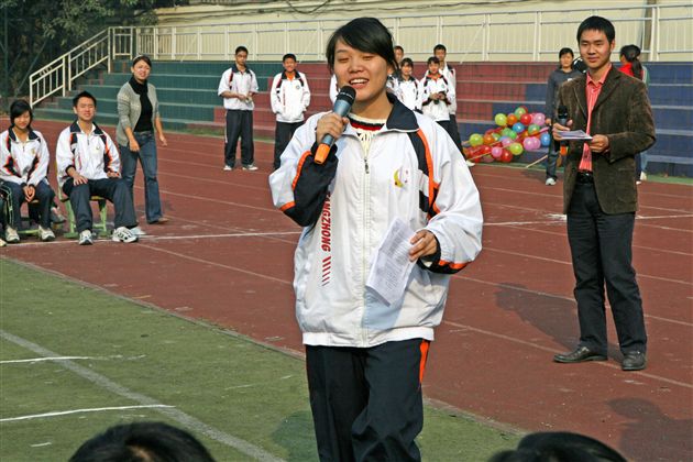 主持人刘冕老师和刘诗涵同学（高2010级5班）