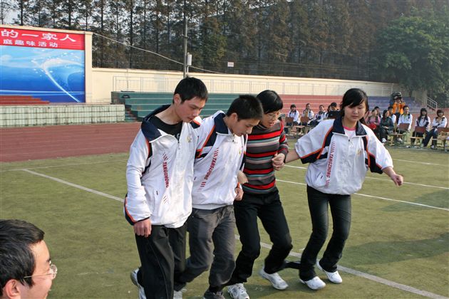 活动之一——绑腿摘星星