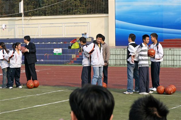 活动之二——齐心协力夹篮球（一）