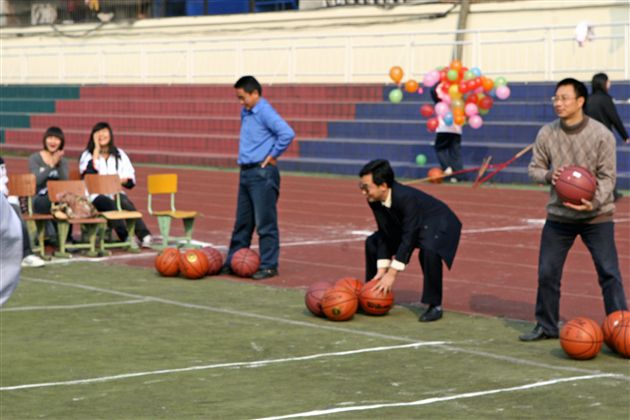 活动之二——齐心协力夹篮球（二）