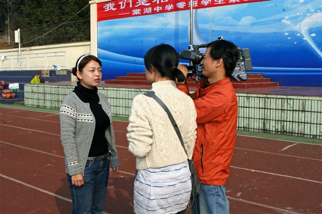 记者采访校团委书记周映