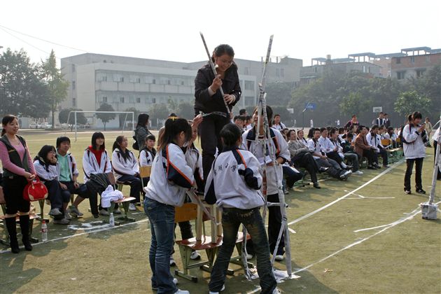 师生合作，亲胜一家