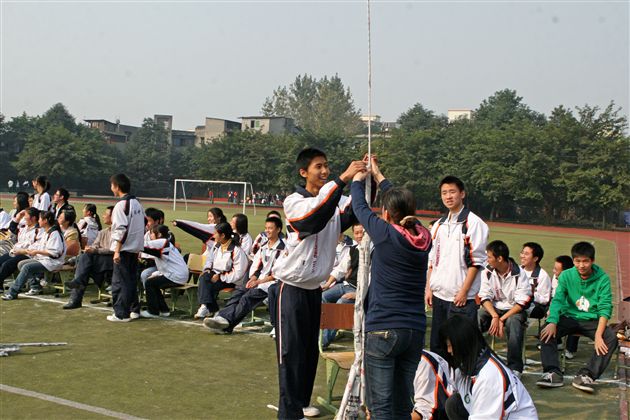 师生合作，亲胜一家</p><p>　　