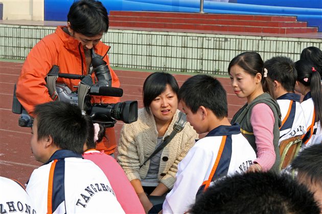 记者采访“亲子家庭”中的孩子