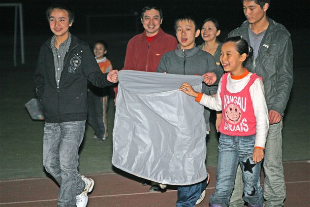 举家同乐，点灯祈福