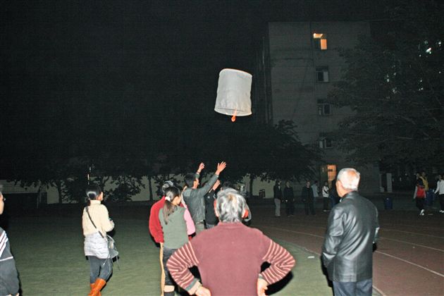 点燃孔明灯，放飞祝福与爱心