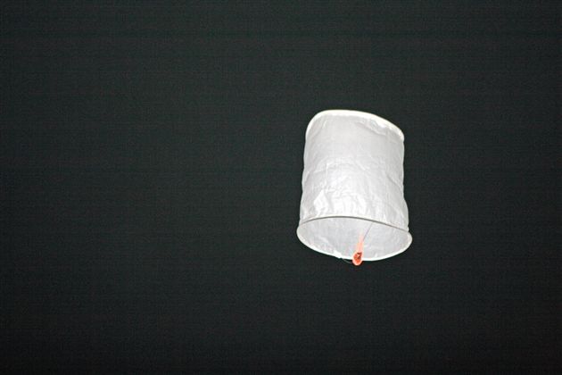 冉冉升空的孔明灯