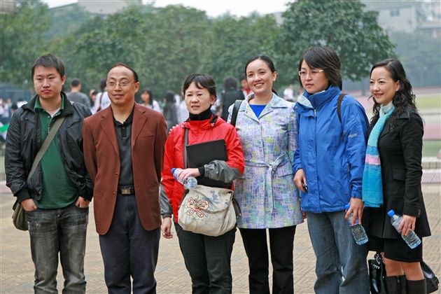 央视记者与棠湖中学学生处朱玉彬主任合影留念