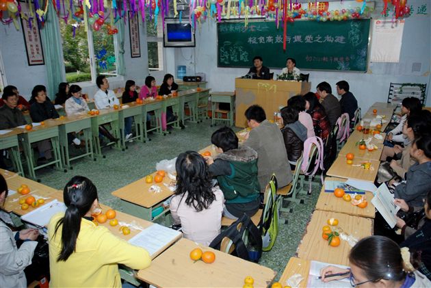 “轻负高效与课堂之构建”教研沙龙(一)</p><p>　　