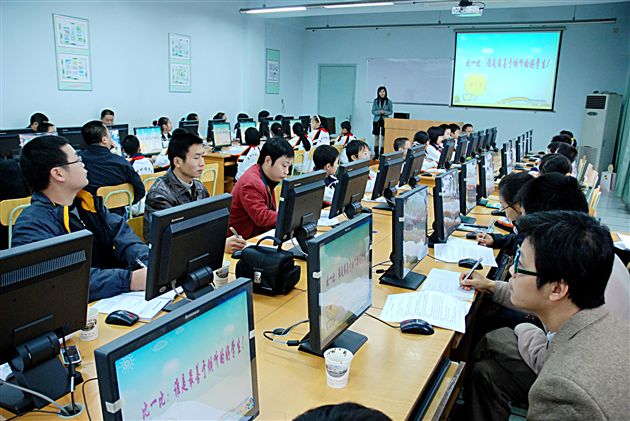 双流县小学信息技术教研课在我校进行