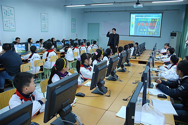 双流县小学信息技术教研课在我校进行
</p><p>　　