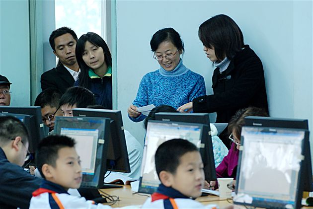 双流县小学信息技术教研课在我校进行</p><p>　　