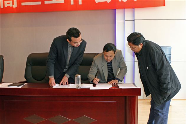 副校长温元聪确认目标责任书</p><p>　　