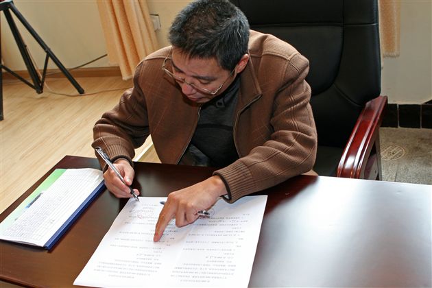 林刚老师代表班级与学校签订目标责任书</p><p>　　