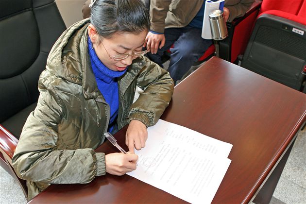 李宇姝老师代表班级与学校签订目标责任书</p><p>　　
