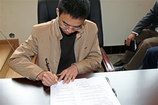 张羽老师代表班级与学校签订目标责任书</p><p>　　