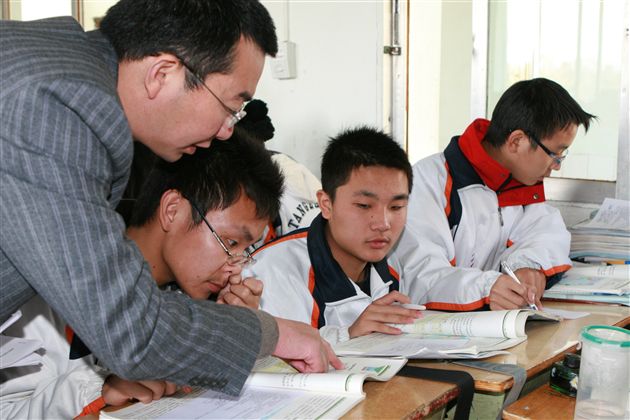 副校长刘凯检查指导学生预习